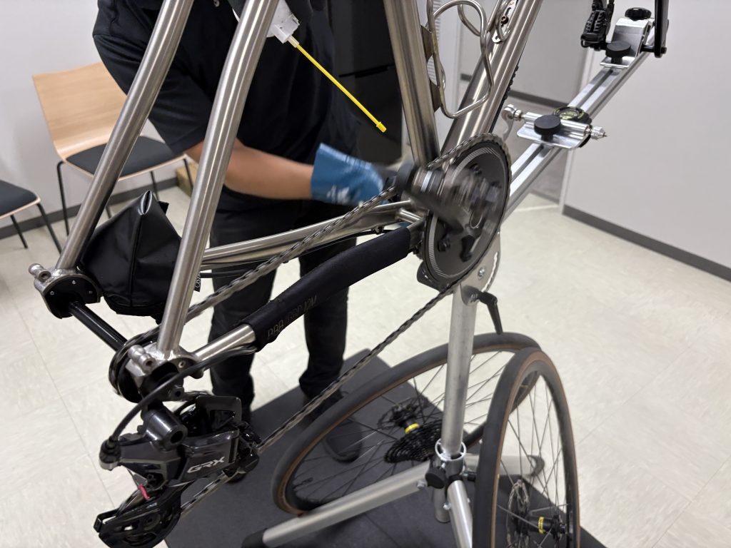 メンテナンススタンドにセットされた自転車